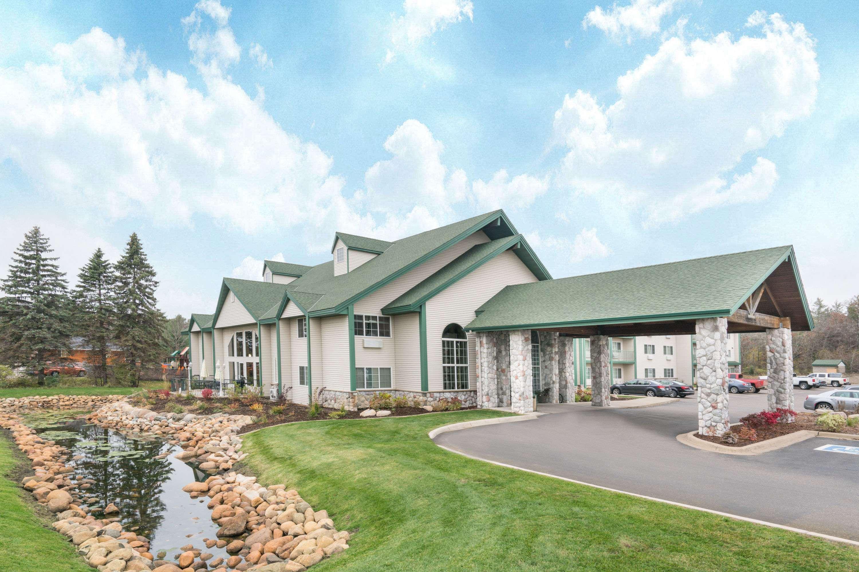 Baymont By Wyndham Baxter/Brainerd Area Hotel Exterior photo